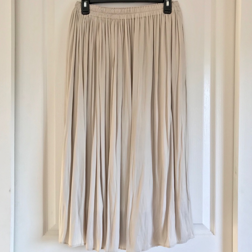 UNIQLO Women’s Tan Midi Gather skirt | Size M